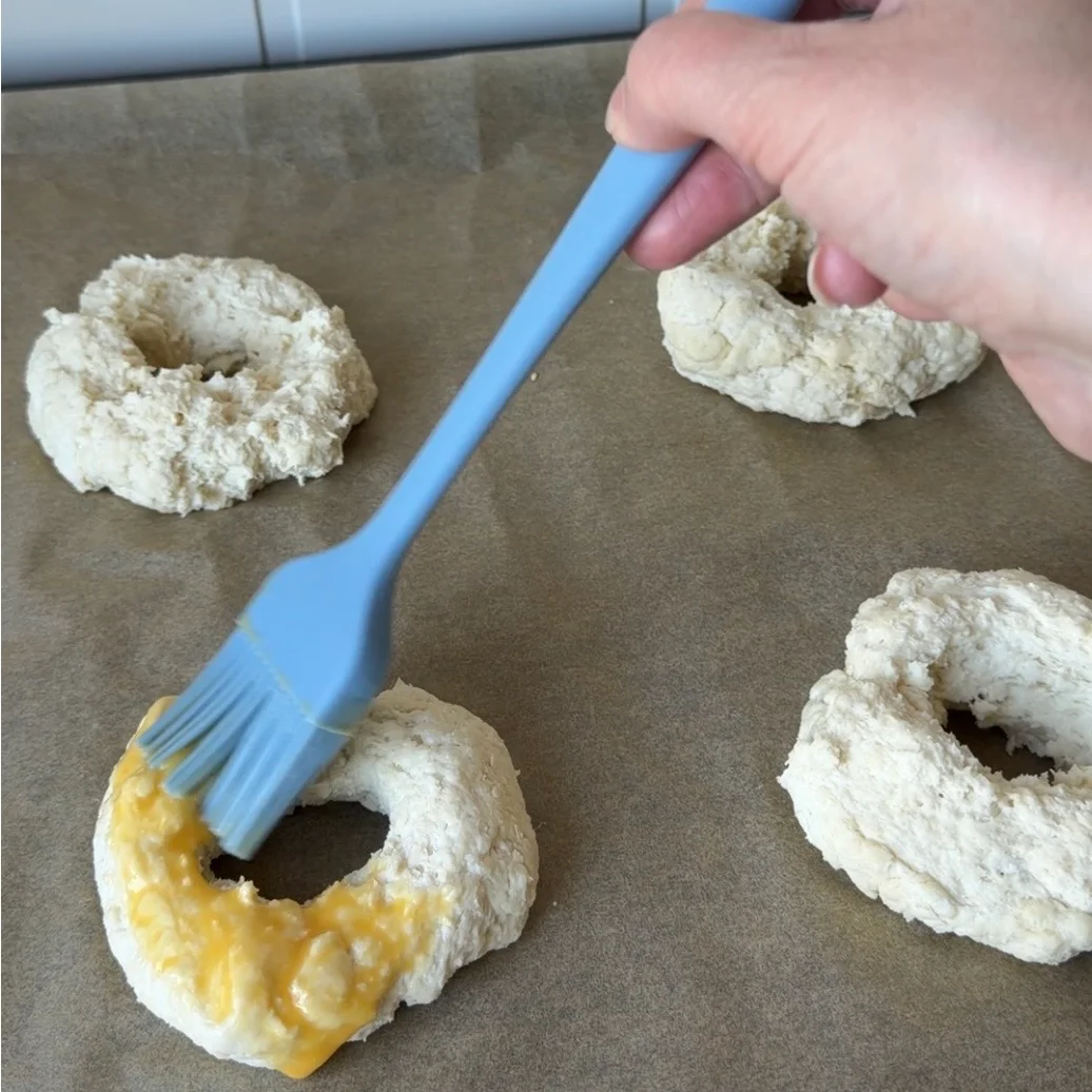 Cottage cheese-bagels med sesamfrø - Bilder 5