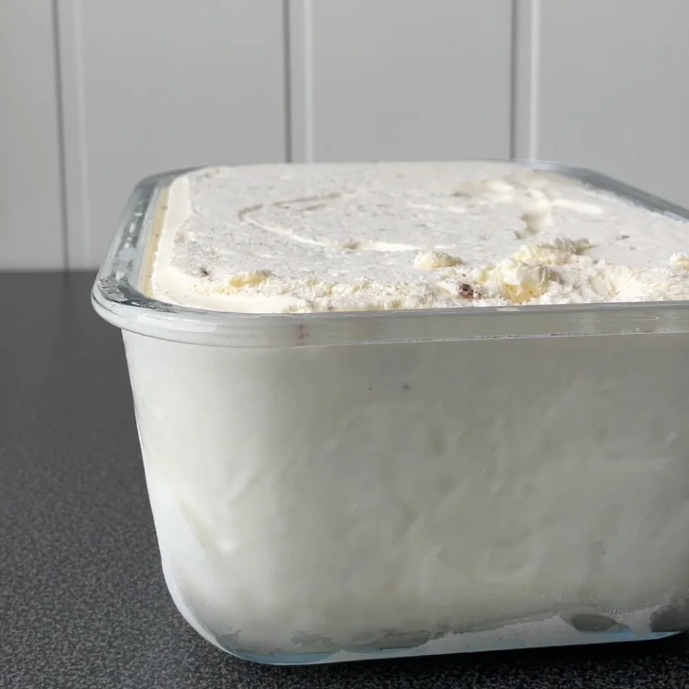Hjemmelaget fløteis med Daim. Gir ca. 1,5–1,6 liter ferdig is - Bilde 1