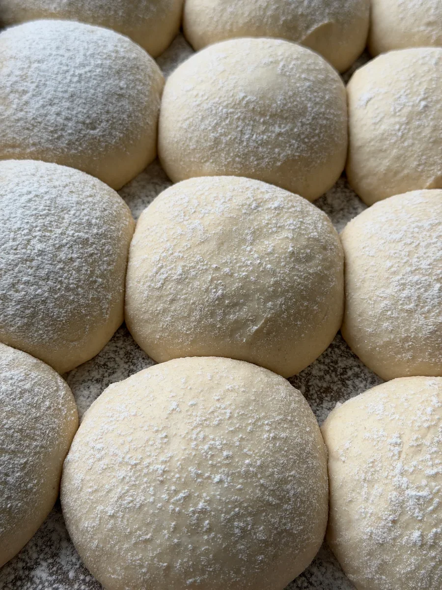 Myke rundstykker av fint speltmel i langpanne - Bilde 2