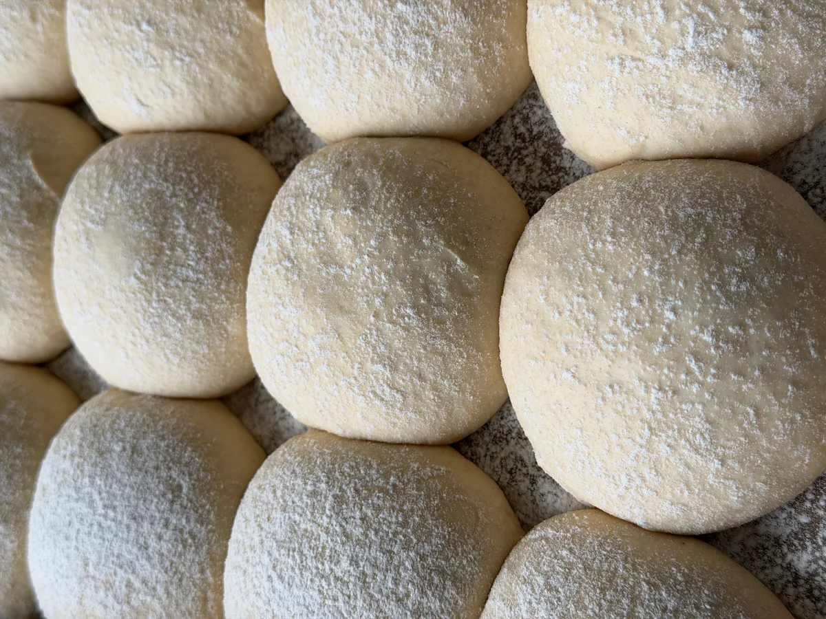 Myke spelt-rundstykker i langpanne - Bilde 2