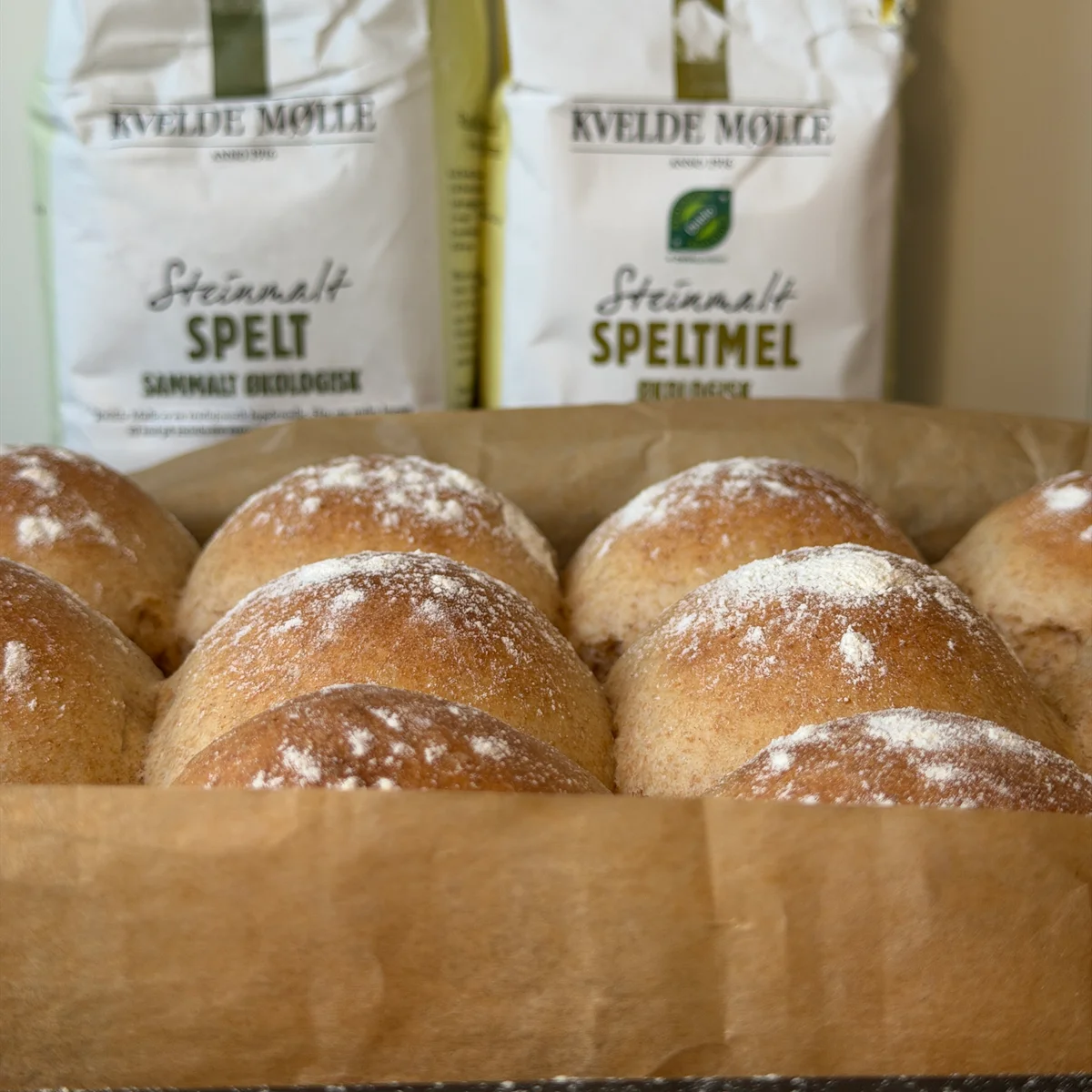 Myke spelt-rundstykker i langpanne - Bilde 4