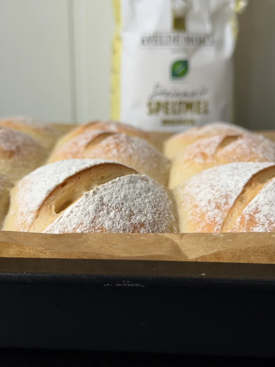 Myke spelt-rundstykker i langpanne - Bilde 3