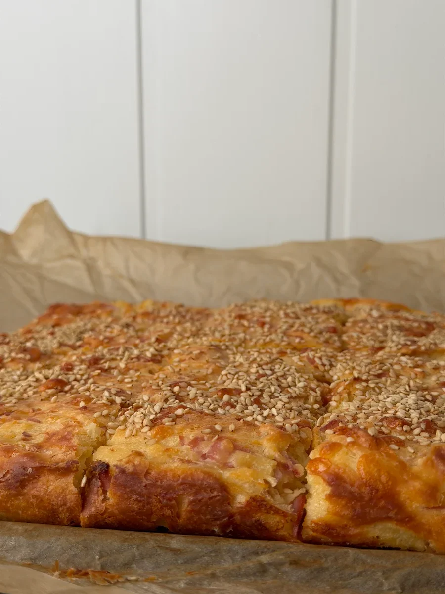 Ovnsbakt yoghurtbrød med skinke og ost - Bilde 1