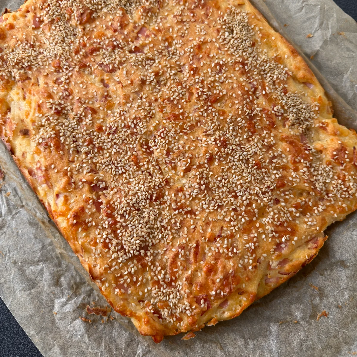 Ovnsbakt yoghurtbrød med skinke og ost