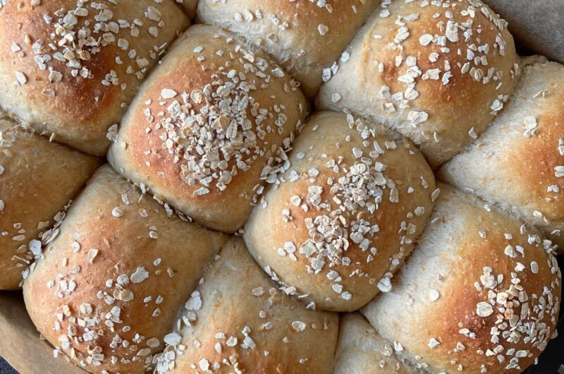 Rundstykker i langpanne med havregryn og gulrot