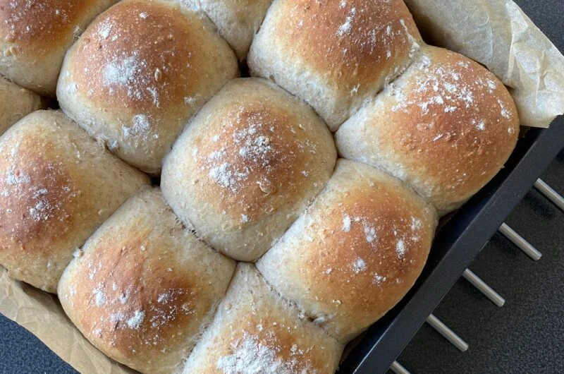 Rundstykker i langpanne med havregryn og solsikkekjerner